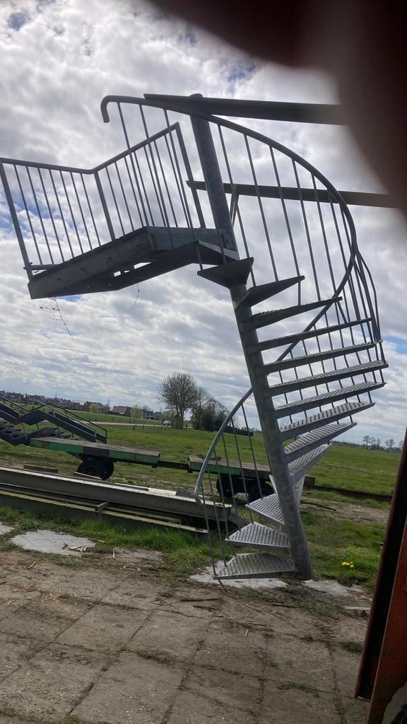 Stalen wenteltrap spiltrap, Doe-het-zelf en Verbouw, Ophalen, Zo goed als nieuw, 2 tot 4 meter