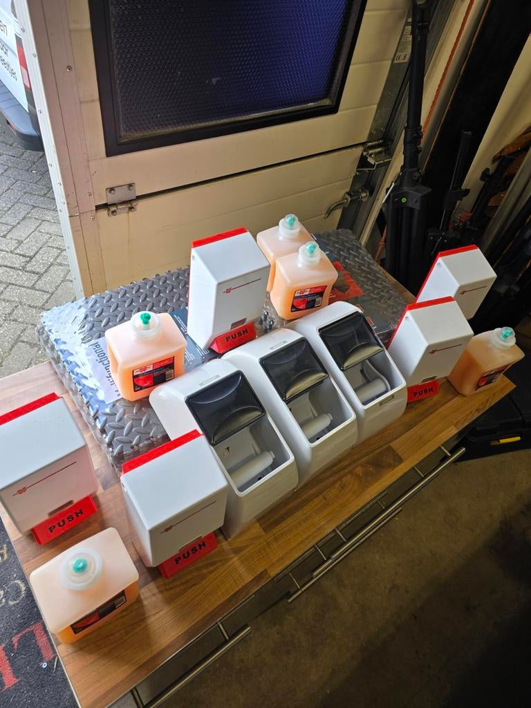 Diverse zeepdispensers en handdesinfectie, Ophalen