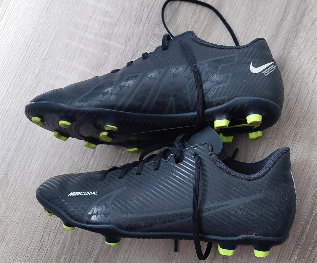 NIKE set: Schoenen mt 37, scheenbeschermers & 2 x sokken, Gebruikt, Maat XS of kleiner, Schoenen, Ophalen of Verzenden