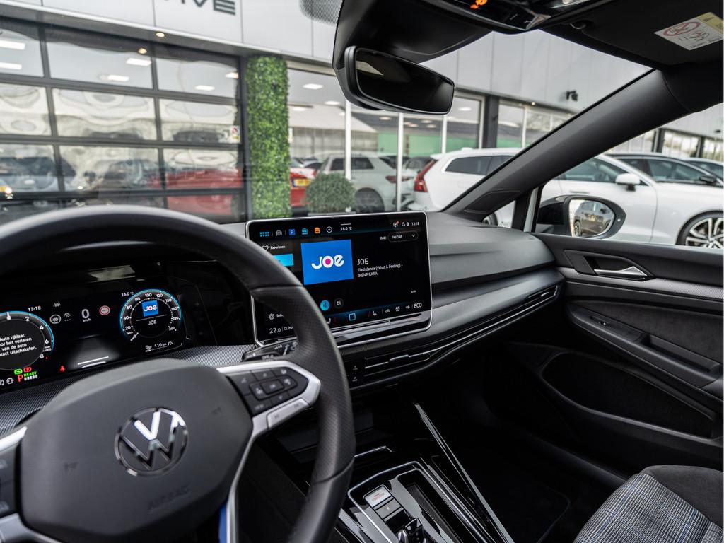 Volkswagen Golf 1.5 eHybrid GTE | Pano | HUD | Surrond View, 77 km/l, Zwart, 4 cilinders, Met garantie (alle)