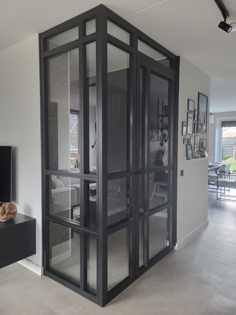 Zwarte stalen industriële pui met deur en zijpaneel, Ophalen, Zo goed als nieuw