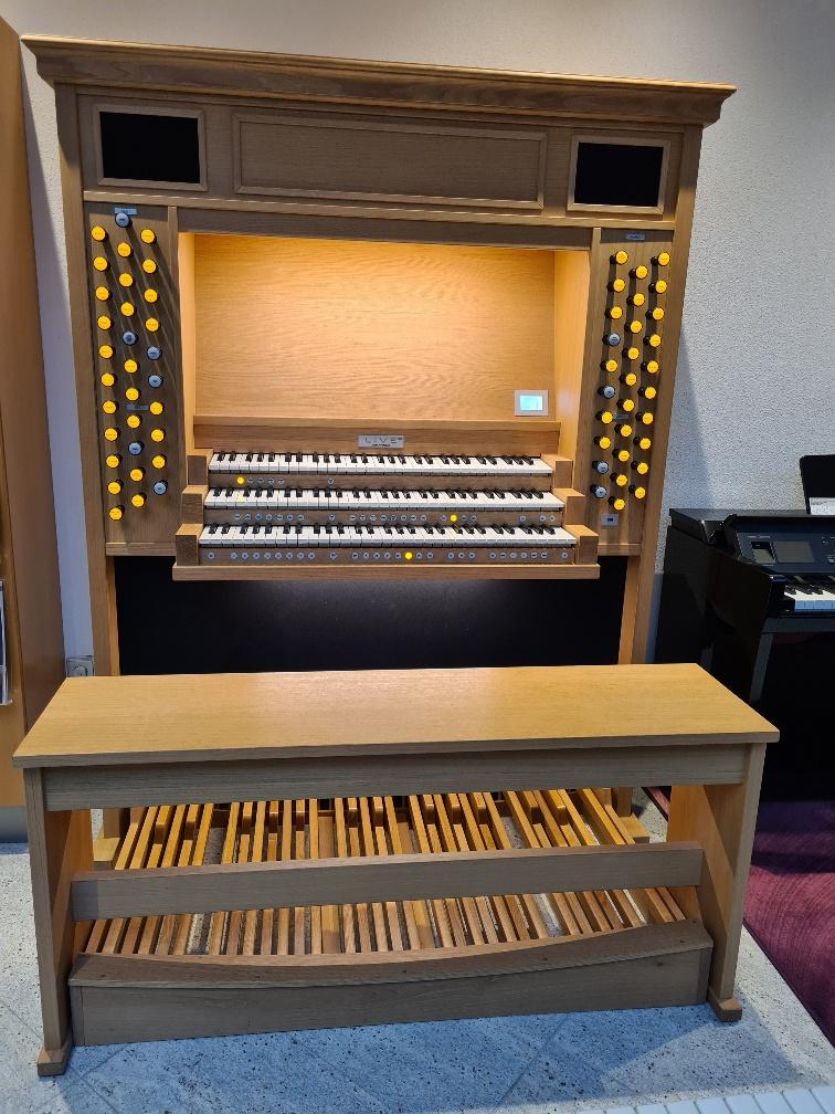 Johannus LiVE 3P eiken natuureffect occasion Platinum Voice, Muziek en Instrumenten, Orgels, Gebruikt, 3 klavieren, Niet ingevuld