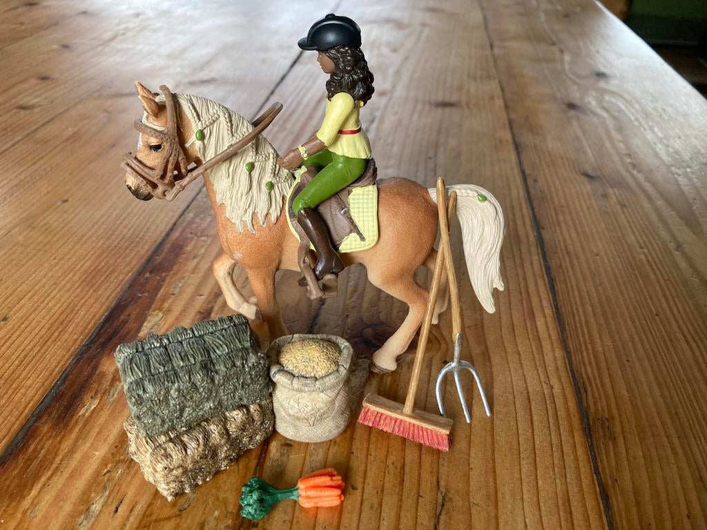 Schleich paard met tuig en paarden spullen, Ophalen of Verzenden, Zo goed als nieuw