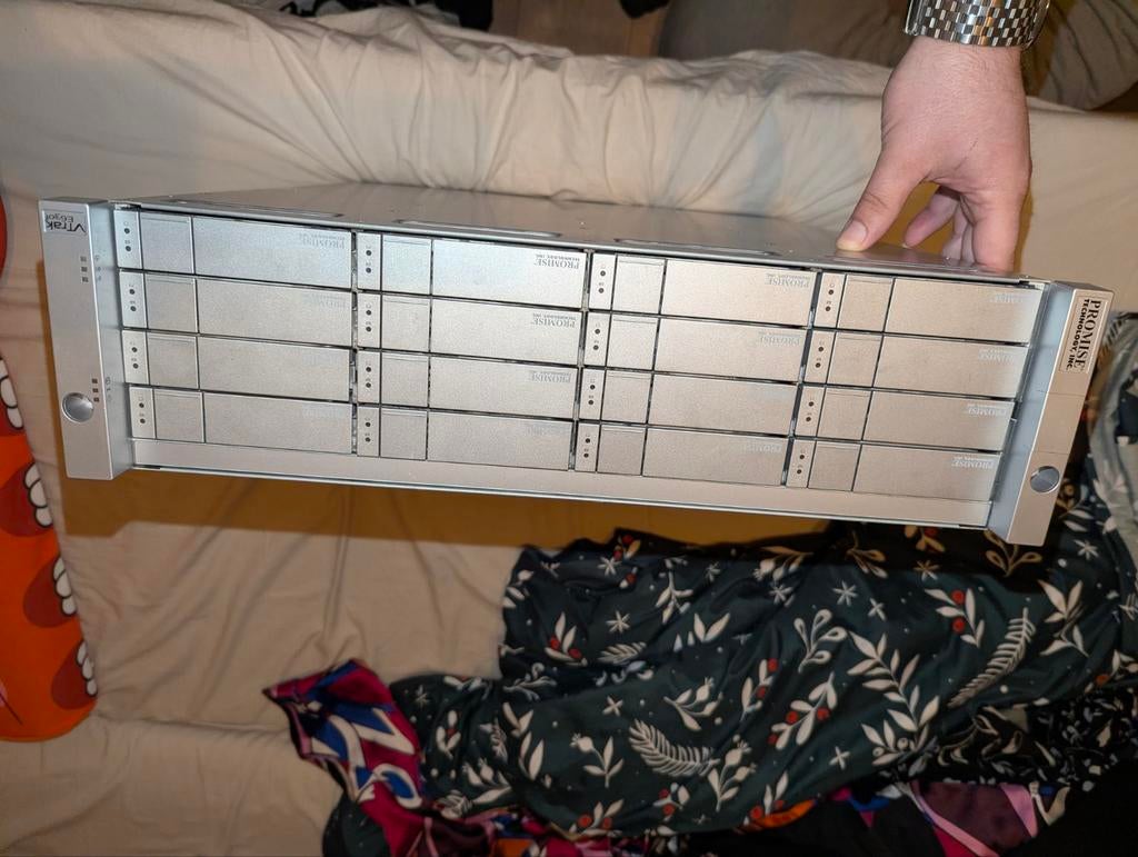 Promise VTrak E630f 16-bay SAS/SATA storage array, Ophalen, Zo goed als nieuw, Onbekend, Hot swappable onderdelen