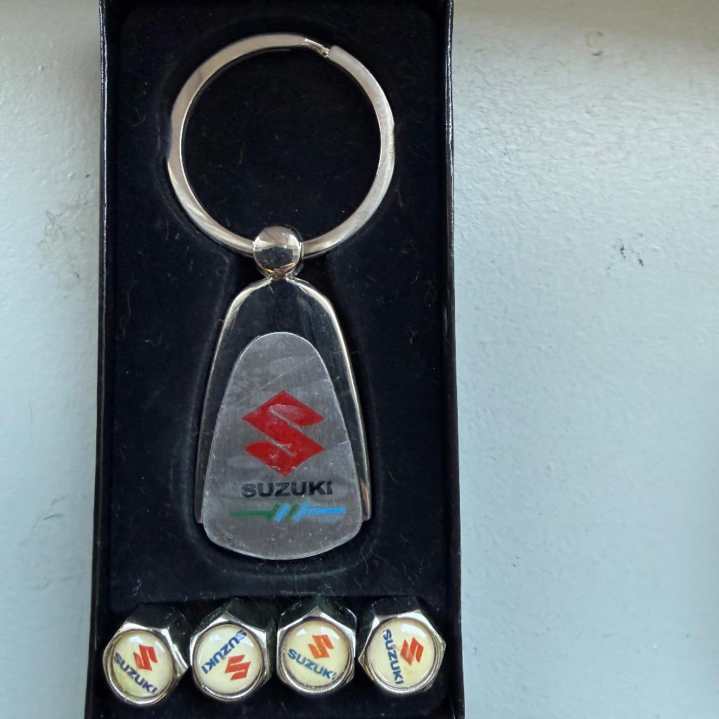 Suzuki Sleutelhanger met 4 Ventieldopjes, Ophalen of Verzenden, Nieuw, Merk