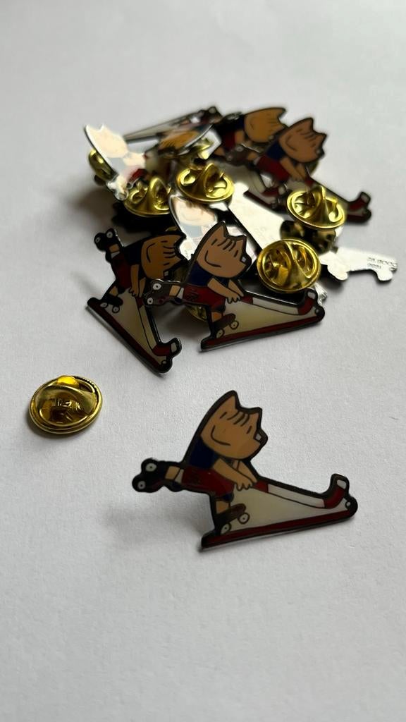 Hockey op rollerskates pin Cobi - set prijs, Figuurtje, Gebruikt, Ophalen of Verzenden, Speldje of Pin