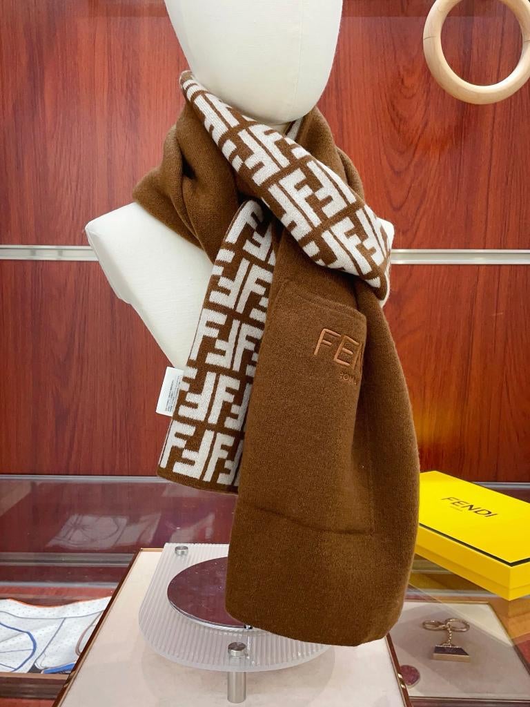 Gebreide sjaal van Fendi, Kleding | Dames, Mutsen, Sjaals en Handschoenen, Ophalen, Zo goed als nieuw, Maat 46/48 (XL) of groter