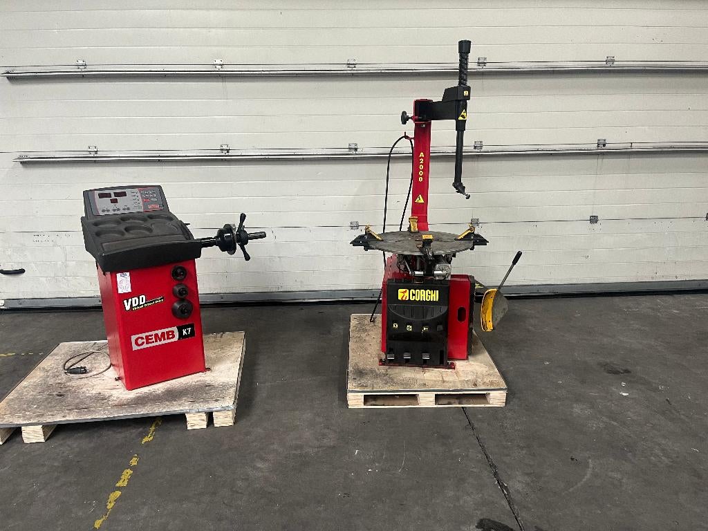 Corghi A2000 Banden demonteermachine en CEMB K7 balanceer