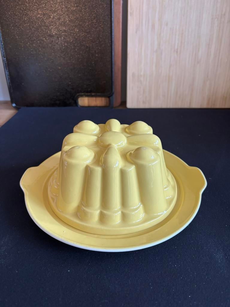 Gele puddingvorm met schotel van Regout Maastricht, Ophalen of Verzenden, Zo goed als nieuw