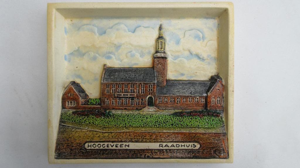Hobra reliëf tegel Hoogeveen Raadhuis, Antiek en Kunst, Antiek | Wandborden en Tegels, Ophalen of Verzenden