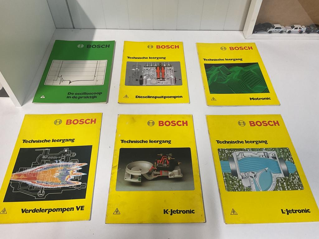 Bosch technische boeken over injectie K jetronic ,L jetronic, Ophalen, Zo goed als nieuw, Kwartet(ten)