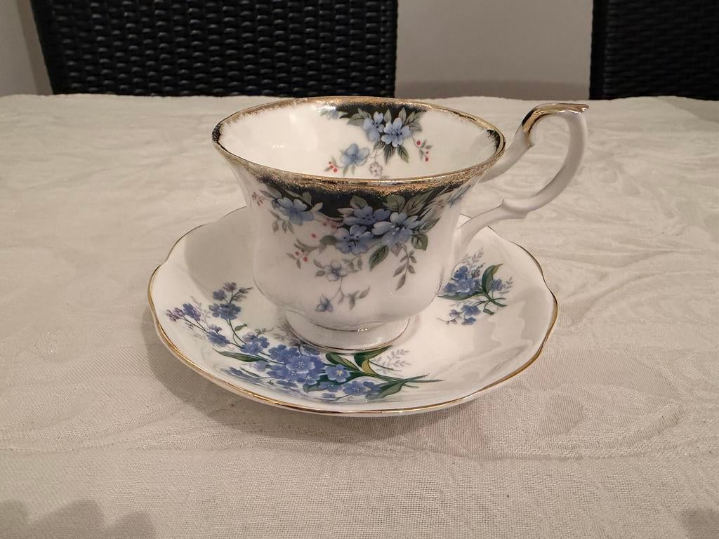 Royal Albert kop en schotel, Verzamelen, Porselein, Kristal en Bestek, Ophalen, Gebruikt, Porselein, Kop en/of schotel