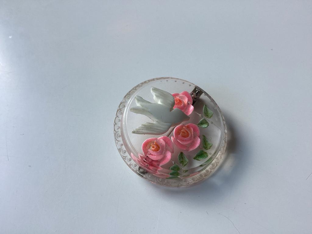 Antieke Broche Lucite duifje met Roosjes, €17,50, Ophalen, Zo goed als nieuw, Zilver, Overige materialen