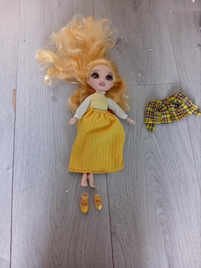 Gele Rainbow High Pop met extra kleding, Kinderen en Baby's, Speelgoed | Poppen, Ophalen of Verzenden, Gebruikt, Overige typen