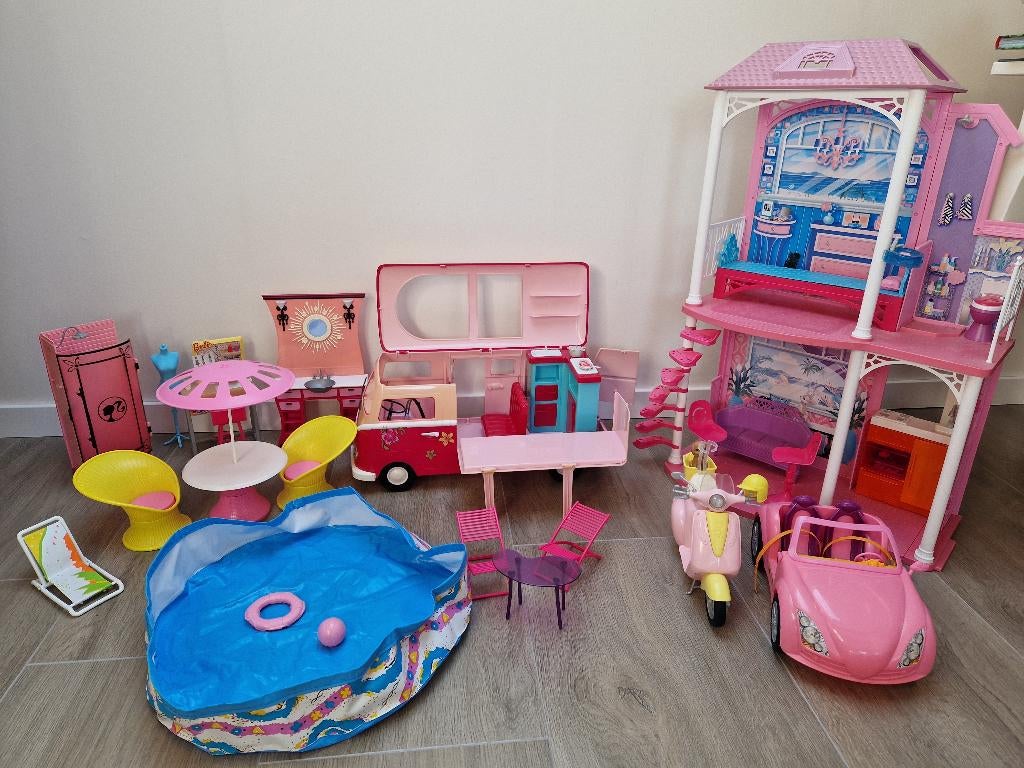 Barbiehuis + camper + accessoires, Kinderen en Baby's, Speelgoed | Poppenhuizen, Gebruikt, Toebehoren, Ophalen