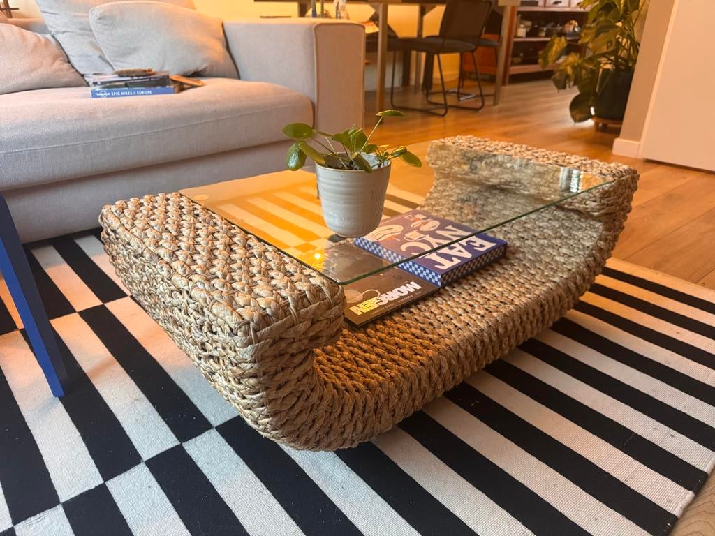 Glazen salontafel met rieten onderstel, Huis en Inrichting, Tafels | Salontafels, Ophalen, Gebruikt, 100 tot 150 cm, 50 tot 100 cm
