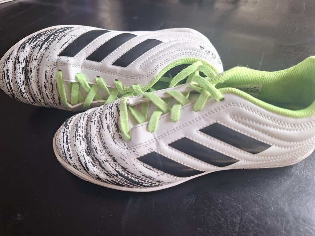 Adidas sportschoenen, Maat XS of kleiner, Ophalen of Verzenden, Zo goed als nieuw, Schoenen
