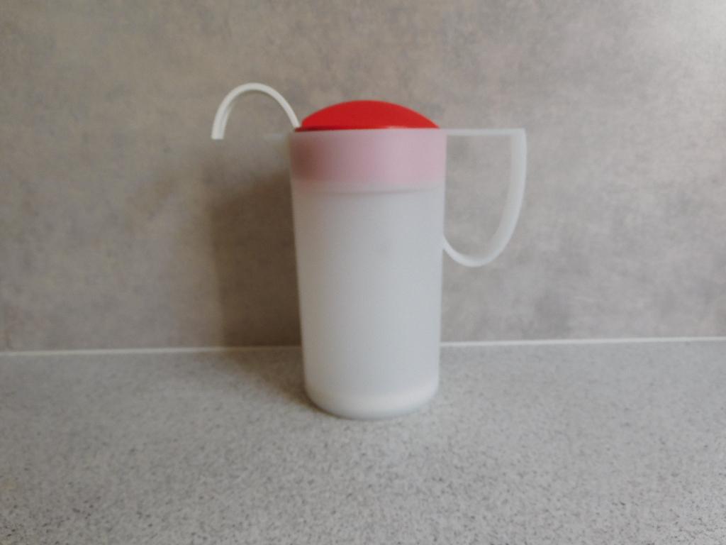 Tupperware Melk op schuimer 500 ml. Rood, Ophalen of Verzenden, Zo goed als nieuw, Rood, Beker of Kan