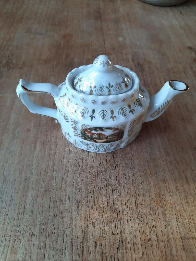 Porselein miniatuur theepot, Antiek en Kunst, Antiek | Porselein, Ophalen of Verzenden