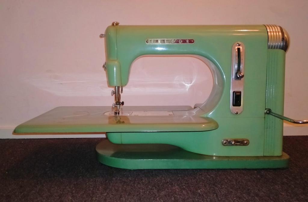 Fridor naaimachine met originele koffer, Ophalen of Verzenden, Zo goed als nieuw, Naaimachine, Overige merken