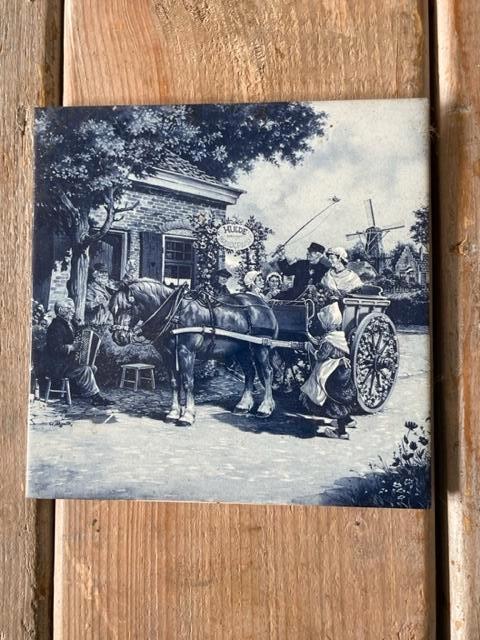 Oude blauwe tegel mosa holland. Bruidspaar in koets huwelijk, Ophalen