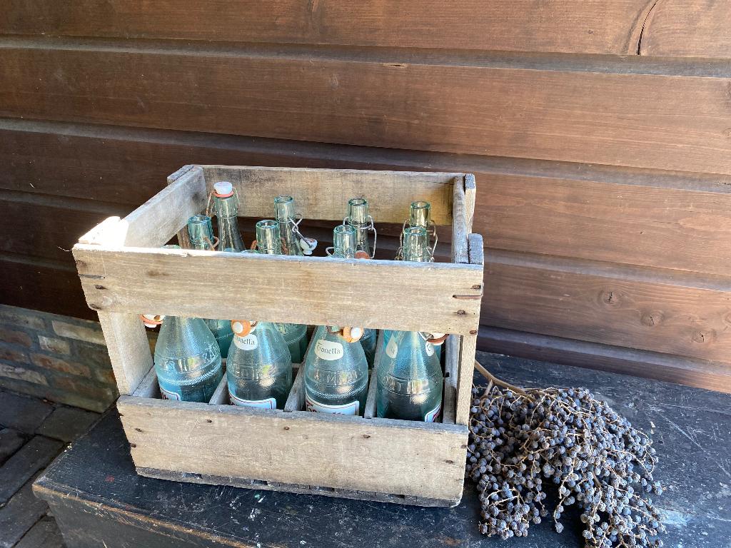 Brocante oude houten krat, incl 12 flessen, Ophalen