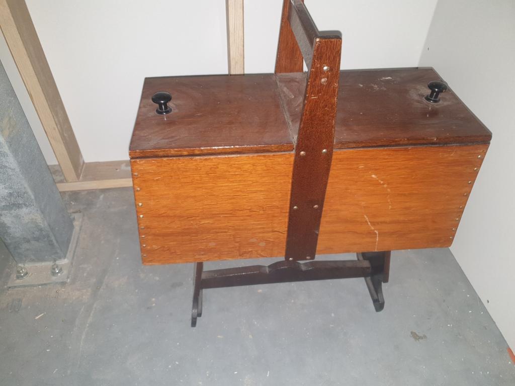 Vintage naaibox op pootjes - Hout, Ophalen of Verzenden, Gebruikt