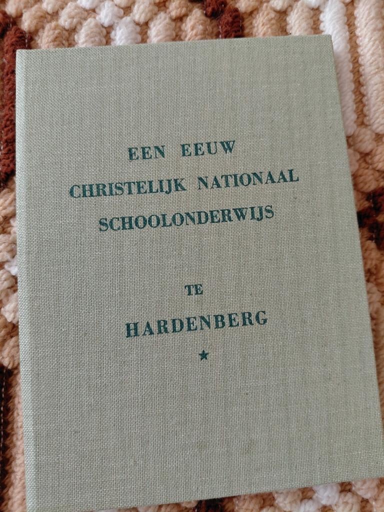 Een eeuw Christelijk nationaal schoolonderwijs te Hardenberg, Ophalen of Verzenden, 20e eeuw of later, Gelezen