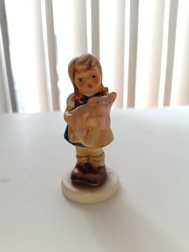 Hummel beeldje: Meisje met varkentje (Mein Glücksschweinchen, Verzamelen, Beelden en Beeldjes, Ophalen of Verzenden