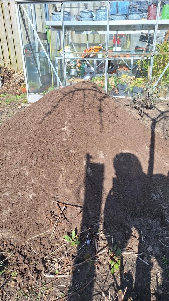 Gratis zwarte grond aarde af te halen - grote bult, Tuin en Terras, Ophalen, Tuinaarde