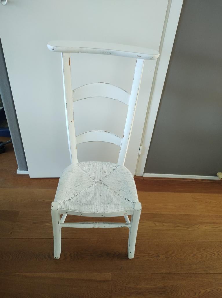Vintage bidstoel wit met biezen zitting, Antiek en Kunst, Antiek | Meubels | Stoelen en Banken, Ophalen