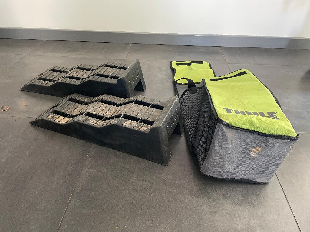 Thule oprijblokken / levellers  voor camper of caravan, Ophalen, Zo goed als nieuw