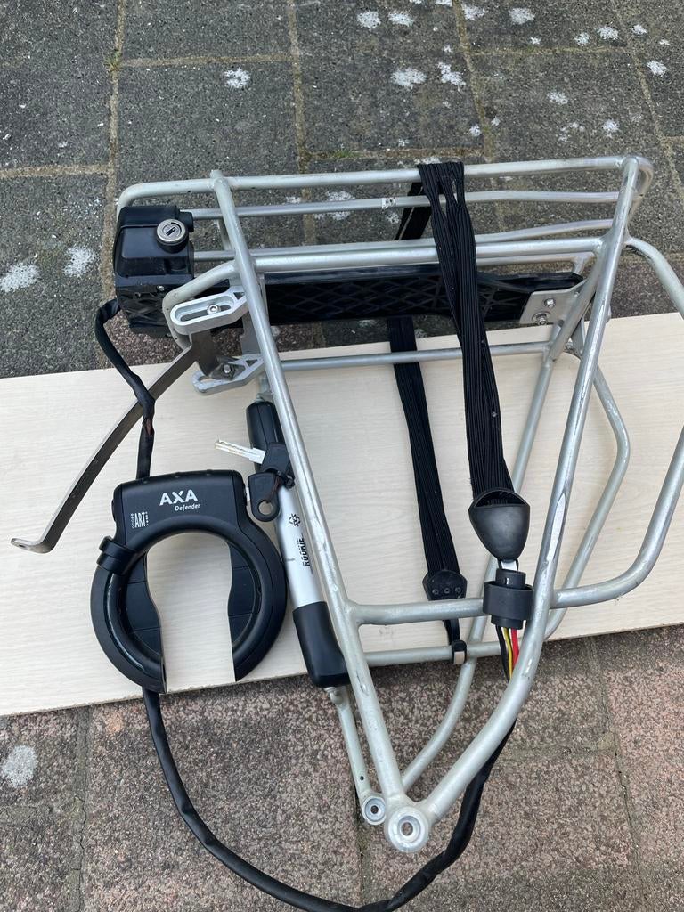 Fietsendrager met AXA slot en pomp, Ophalen of Verzenden, Gebruikt