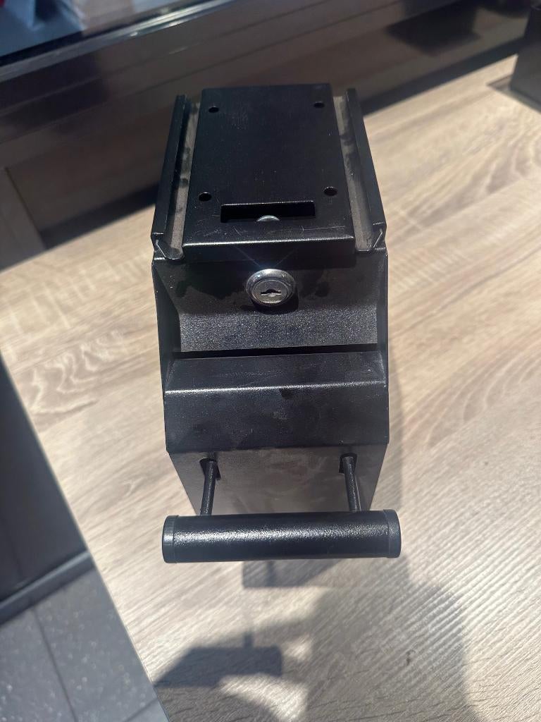 Kassabox met sleutels voor contant geld afstorten, Ophalen