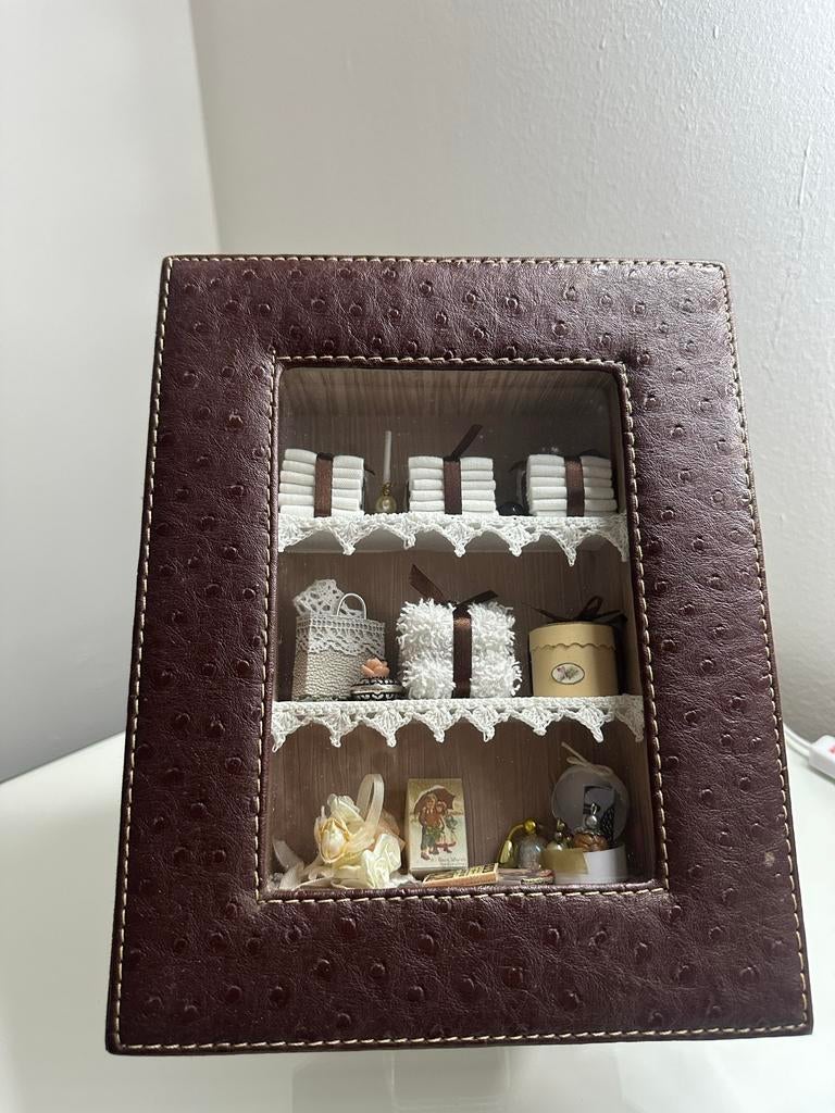 3D VITRINE - Schilderij | Miniaturen | Badkamer | Uniek, Huis en Inrichting, Woonaccessoires | Wanddecoraties, Ophalen of Verzenden