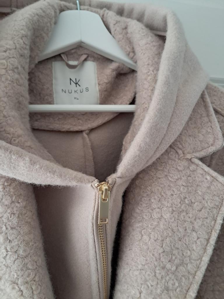 Nukus mantel zeer mooi!, Kleding | Dames, Jassen | Winter, Ophalen of Verzenden, Zo goed als nieuw, Maat 42/44 (L), Beige