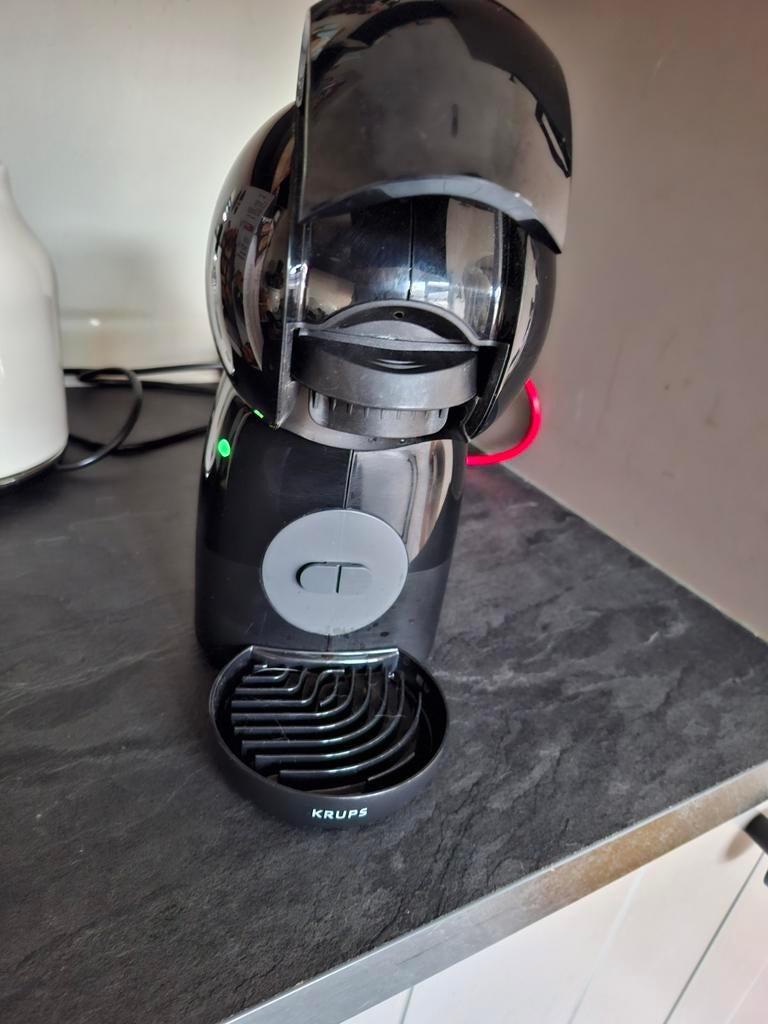 Dolce Gusto koffiezetapparaat met cup houder, Ophalen