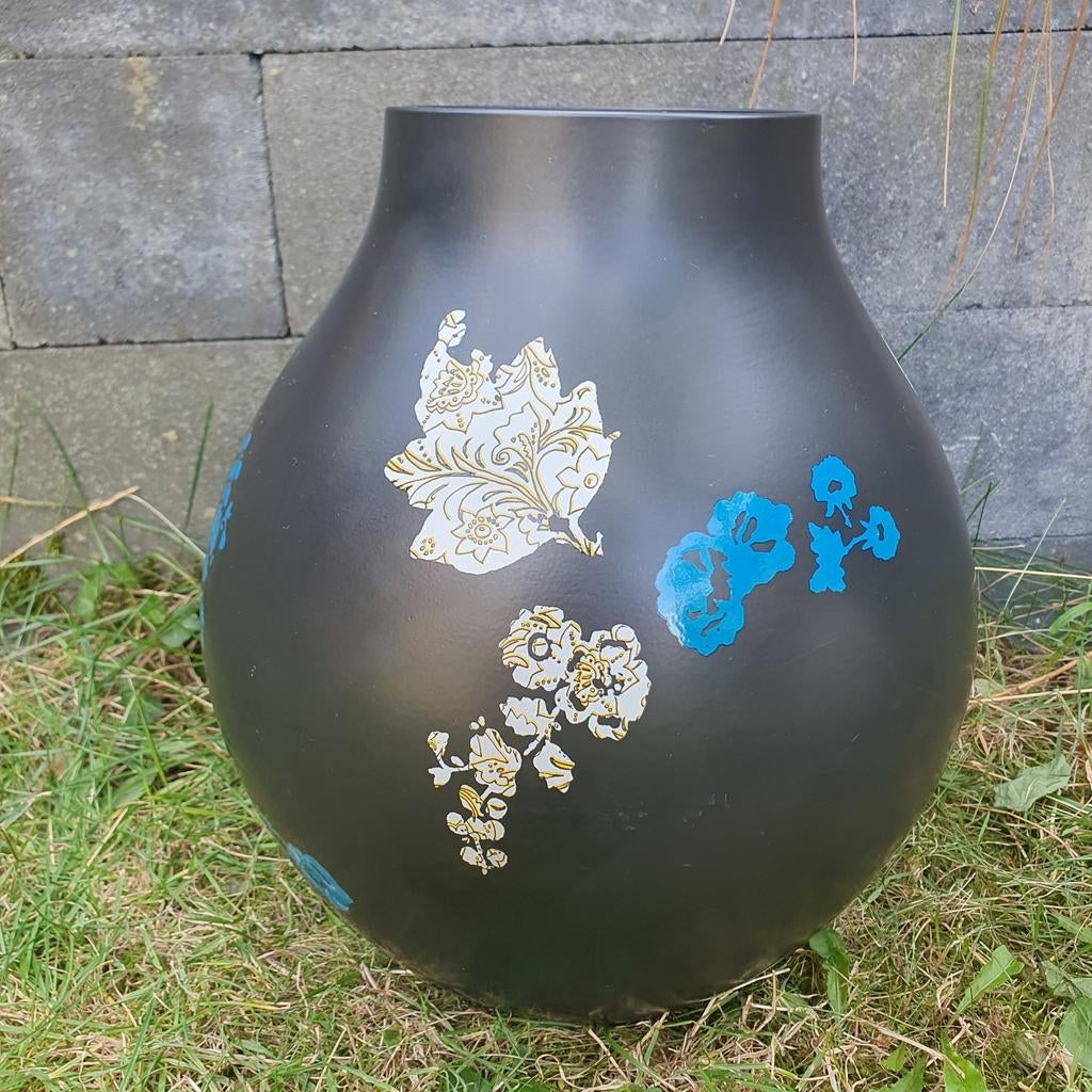 Ikea vaas Hella Jongerius zwart met bloemen., Huis en Inrichting, Ophalen, Zwart, Aardewerk of Porselein, Zo goed als nieuw