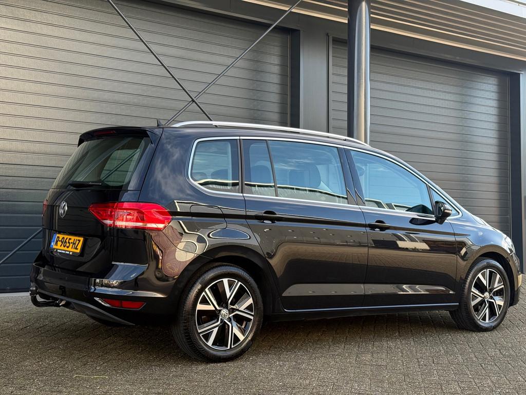 Volkswagen Touran 1.5 TSI Highline Business R, Camera, Stoel, 15 km/l, 4 cilinders, 150 pk, Alcantara
