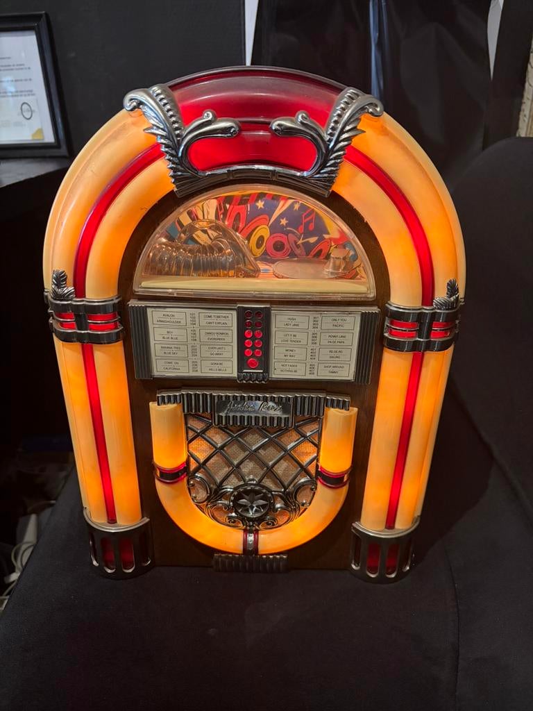 Juke box werkend, Verzamelen, Automaten | Jukeboxen, Ophalen of Verzenden, Zo goed als nieuw, 1970 tot heden, Overige merken