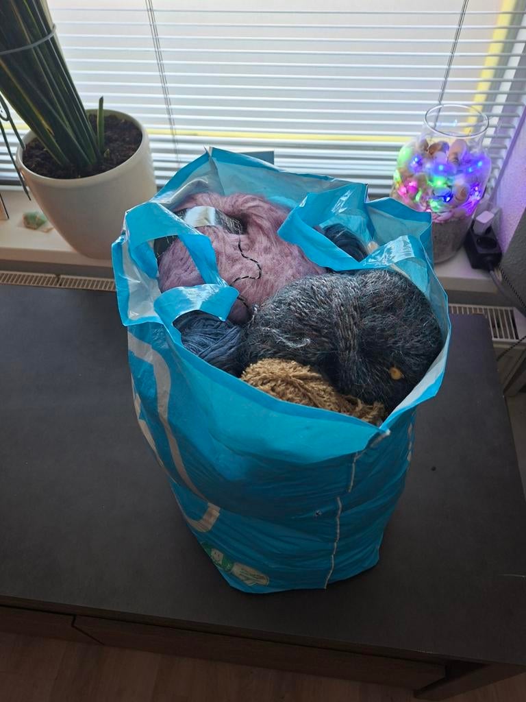 Tas vol met wol en garen, Ophalen