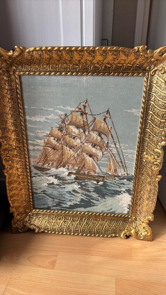 Ingelijste geborduurde boot, Ophalen of Verzenden, Zo goed als nieuw, Hout, Minder dan 50 cm