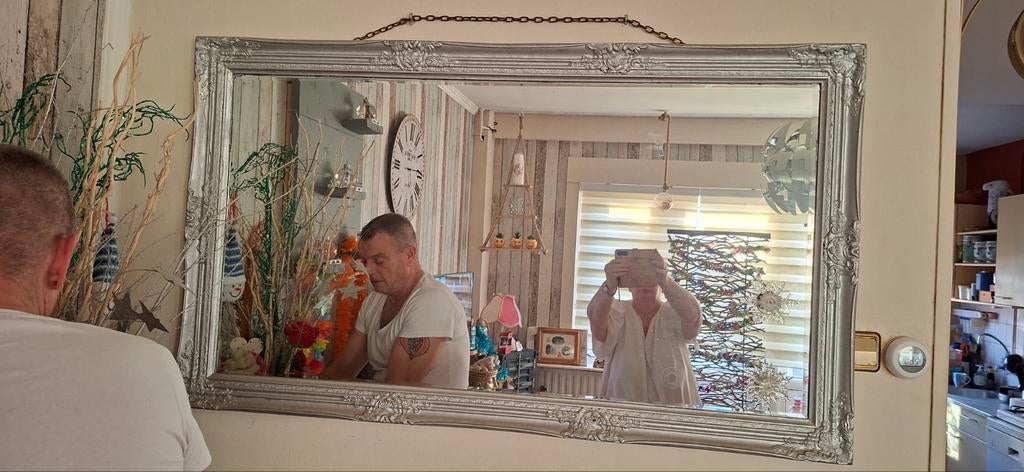 Grote spiegel met bewerkte lijst, grijs gespoten, Ophalen of Verzenden