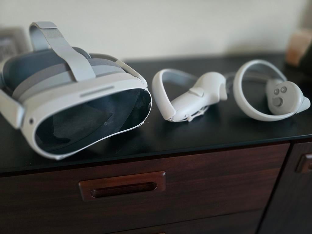 Pico 4 VR bril met tafeltennis adapter, Spelcomputers en Games, Virtual Reality, Ophalen of Verzenden, Zo goed als nieuw, VR-bril