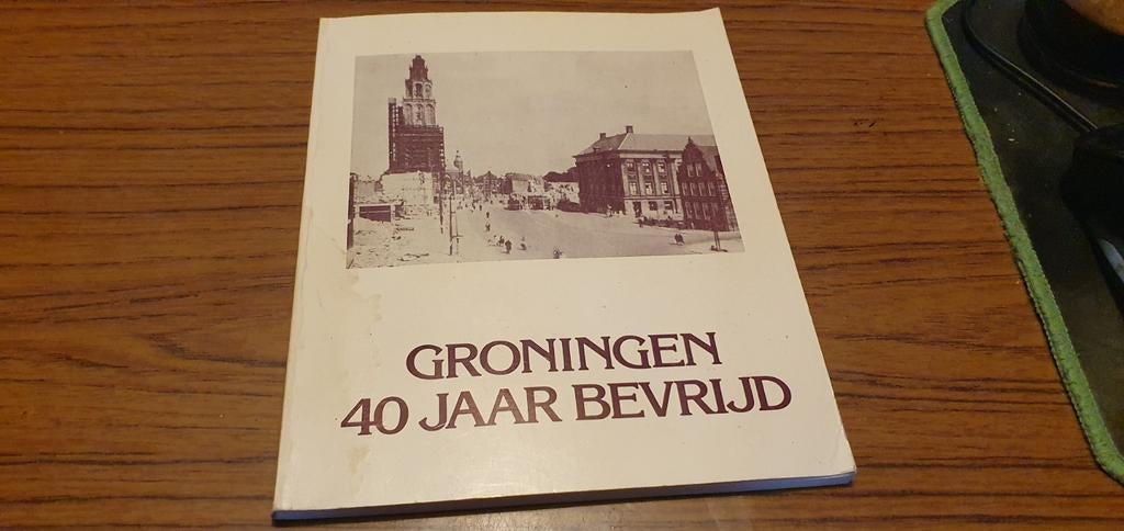Groningen 40 jaar bevrijd - 1985, K van der Hoef, Ophalen of Verzenden, Tweede Wereldoorlog, Gelezen