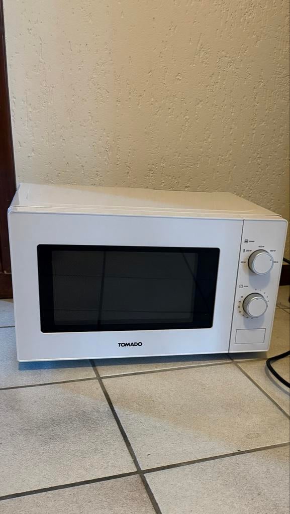 Tomado Magnetron - Wit, zo goed als nieuw, Witgoed en Apparatuur, Magnetrons, Minder dan 45 cm, Ophalen of Verzenden, Draaiplateau