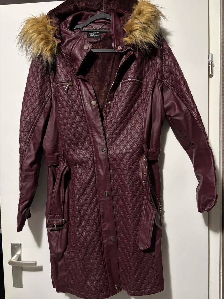Bordeauxrode gewatteerde jas met bontkraag 46, Ophalen of Verzenden, Zo goed als nieuw, Maat 46/48 (XL) of groter, Rood