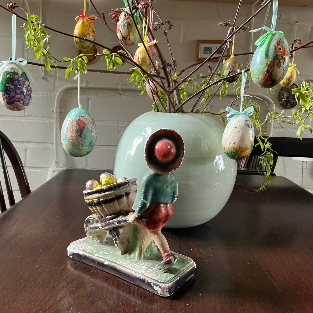 Oud brocante gips beeld met papier maché paas eieren.Paasei, Ophalen of Verzenden