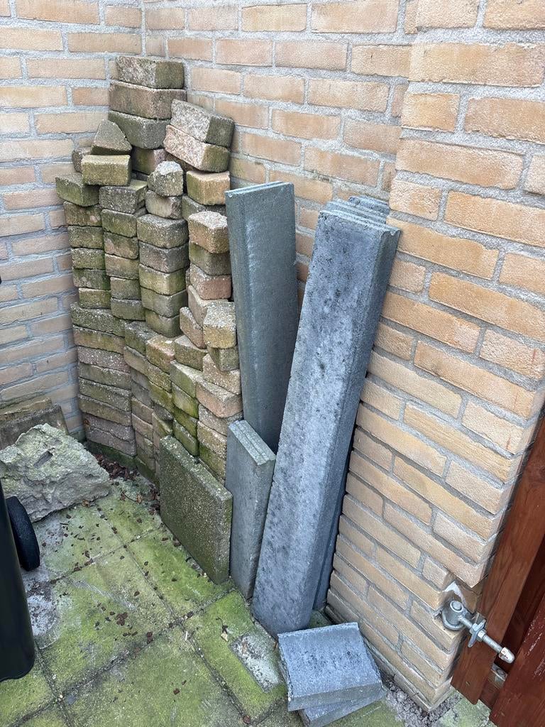 Gratis stenen en tegels voor tuin of oprit, Ophalen, Gebruikt, Klinkers, 10 m² of meer