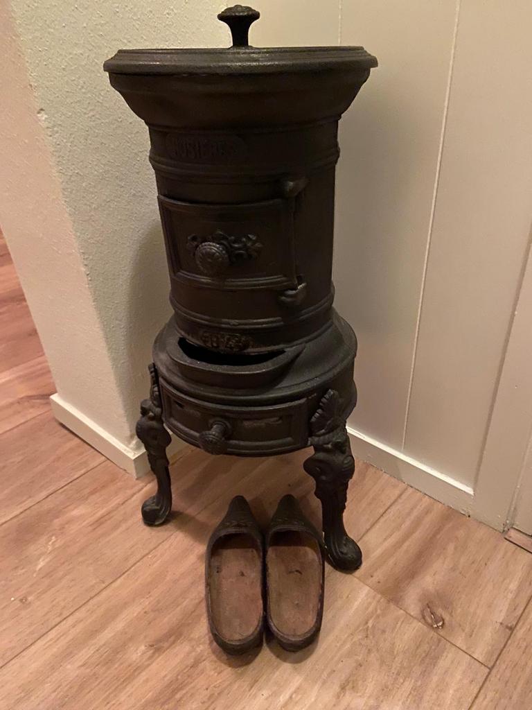 Oud gietijzeren potkacheltje in perfecte staat, Huis en Inrichting, Potkachel, Ophalen of Verzenden, Zo goed als nieuw, Vrijstaand